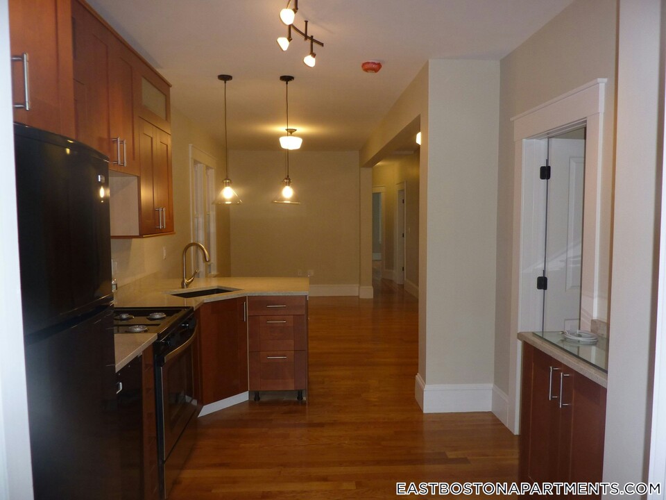 175 Princeton St in Boston, MA - Building Photo