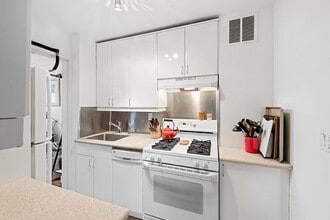 315 Seventh Avenue in New York, NY - Building Photo - Building Photo