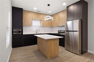 18 Larkspur Ave in McAllen, TX - Building Photo - Building Photo