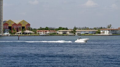 1025 Sugar Sands Blvd in Riviera Beach, FL - Building Photo - Building Photo