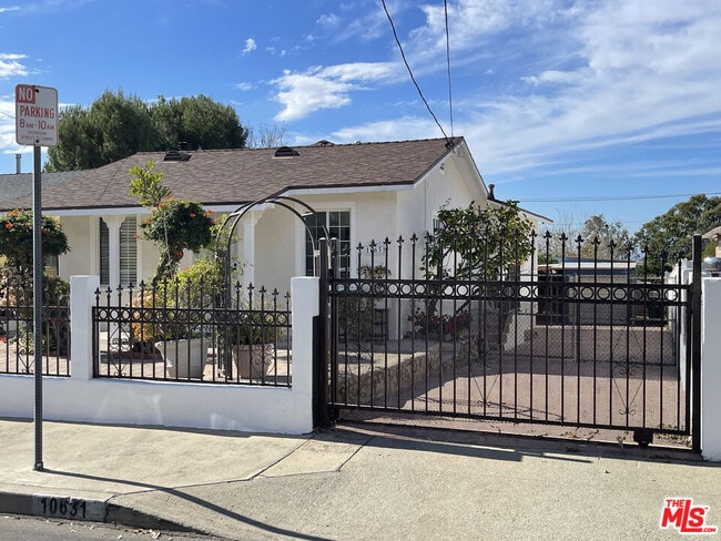 10631 Tinker Ave in Los Angeles, CA - Building Photo - Building Photo