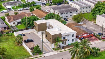 2400 W 5th Way in Hialeah, FL - Building Photo