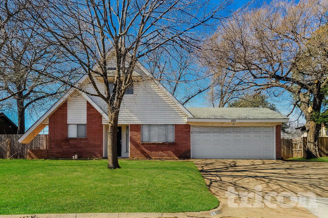 1133 Norwood Dr in Hurst, TX - Building Photo