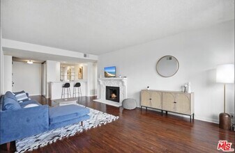 310 Tahiti Way in Marina Del Rey, CA - Building Photo - Building Photo