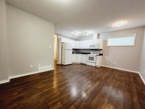 21912-21990 90 Ave NW in Edmonton, AB - Building Photo - Building Photo