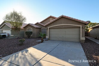 9067 W Yale St in Phoenix, AZ - Foto de edificio - Building Photo