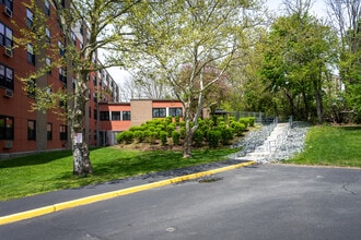 Riveredge Village Apartments in Providence, RI - Foto de edificio - Building Photo