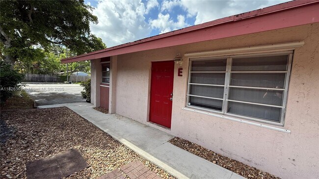 4235 SW 62nd Ave in Davie, FL - Building Photo - Building Photo