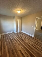 120 S End Rd, Unit 2nd Flr in New Haven, CT - Building Photo - Building Photo