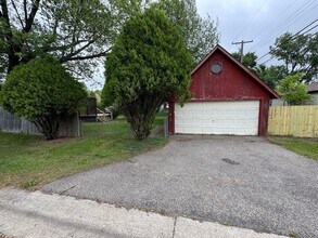 3061 Emmons Ave in Rochester Hills, MI - Building Photo - Building Photo