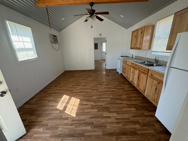 930 County Rd 3390 in Kempner, TX - Foto de edificio - Building Photo