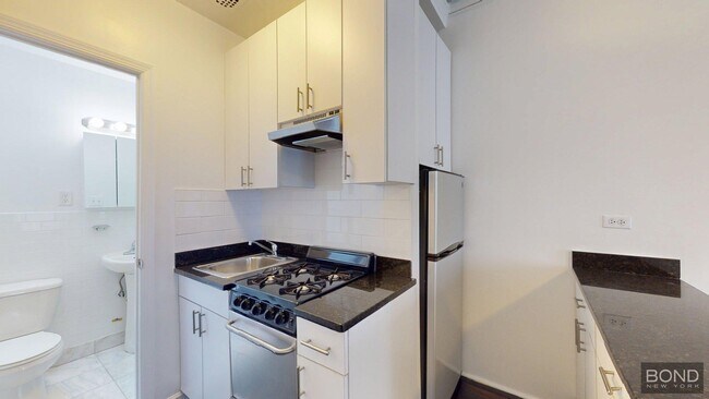 35 E 65th St in New York, NY - Building Photo - Building Photo