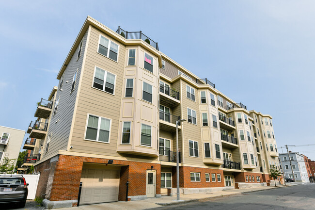 The Residences at 245 Sumner Street in East Boston, MA - Foto de edificio - Building Photo