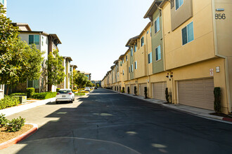 877 Savi Dr, Unit 103 in Corona, CA - Building Photo - Building Photo