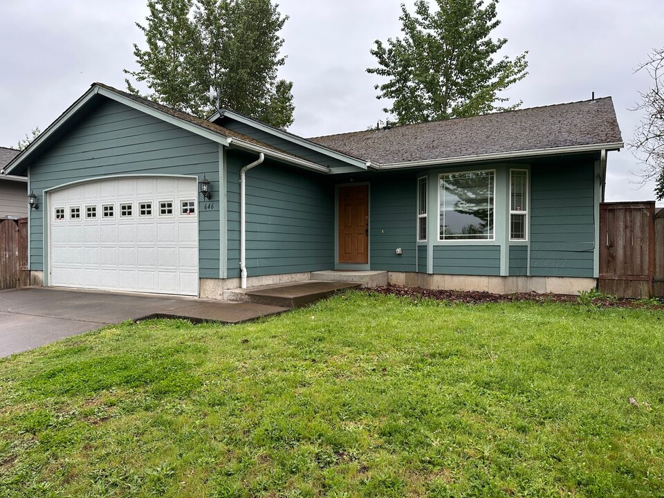 646 NE Trinity St in Albany, OR - Building Photo