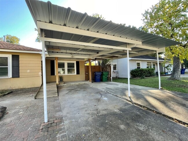 property at 1112 Southampton Dr