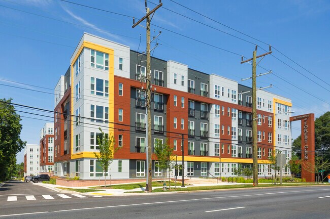 The Residences at Forest Glen in Silver Spring, MD - Foto de edificio - Building Photo
