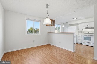 13225 Custom House Ct in Fairfax, VA - Building Photo - Building Photo