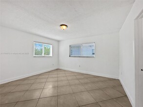 7830 Dickens Ave in Miami Beach, FL - Building Photo - Building Photo