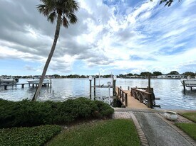 1015 31st Terrace NE in St. Petersburg, FL - Building Photo