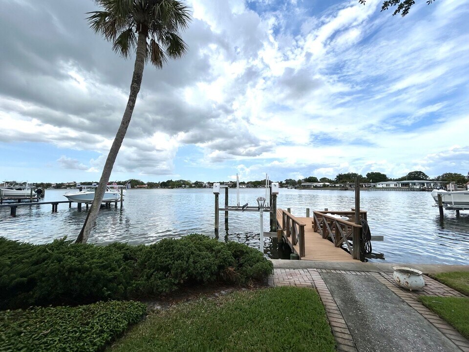 1015 31st Terrace NE in St. Petersburg, FL - Building Photo
