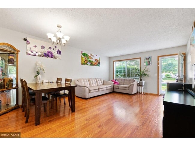 1747 Weston Ln in Shakopee, MN - Foto de edificio - Building Photo