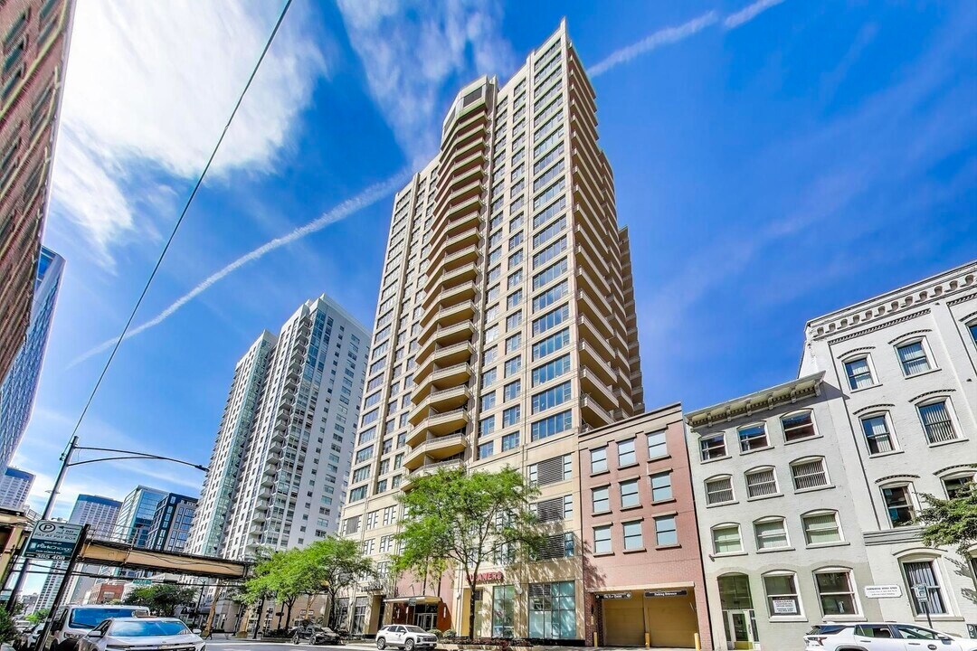 200 N Jefferson St in Chicago, IL - Building Photo
