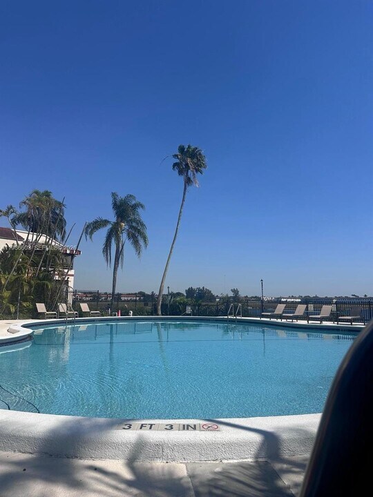 20320 NE 3rd Ct in Miami, FL - Foto de edificio