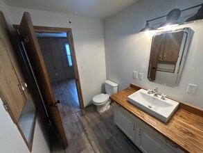 102 S Main St in Harrisville, PA - Foto de edificio - Building Photo