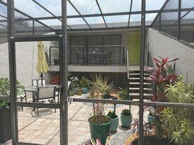 335 Bobby Jones Rd in Sarasota, FL - Building Photo