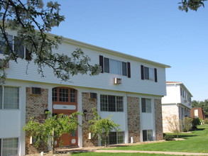 Penn Grove and Colony Apartments in Grove City, PA - Foto de edificio - Building Photo