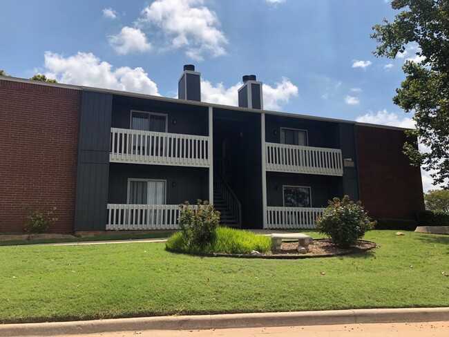 Eastlake Village Apartments in Oklahoma City, OK - Building Photo - Building Photo