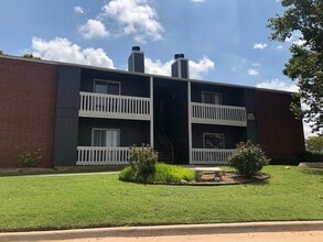 Eastlake Village Apartments in Oklahoma City, OK - Foto de edificio - Building Photo