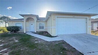 2902 Colin Ave S in Lehigh Acres, FL - Building Photo
