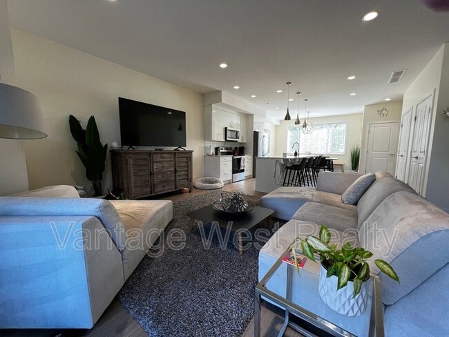 3-1275 Brookside Ave in Kelowna, BC - Building Photo - Building Photo