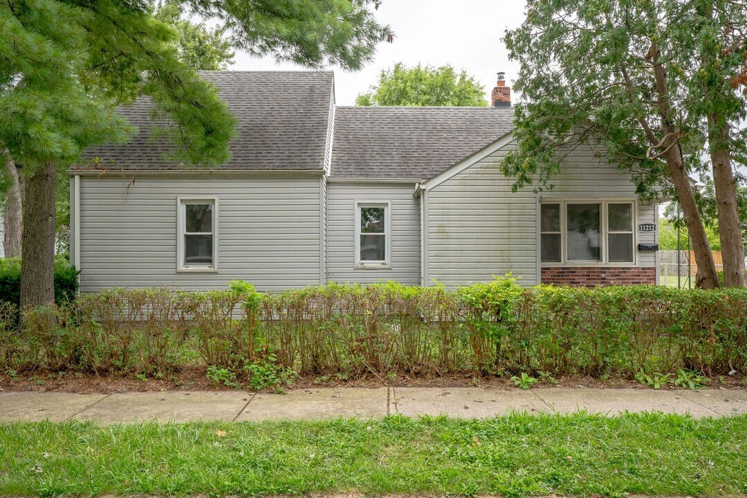 11212 Cadillac Ave in Warren, MI - Building Photo