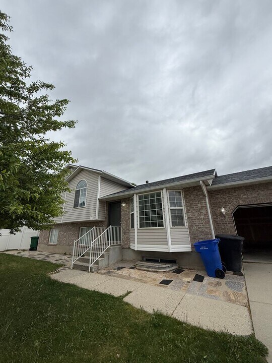 7708 S Swordsman Cv in West Jordan, UT - Building Photo