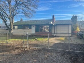 9336 SE Fuller Rd in Happy Valley, OR - Building Photo - Building Photo