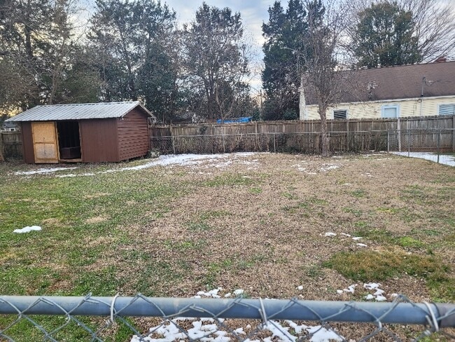 1407 Whitsett St in Burlington, NC - Foto de edificio - Building Photo