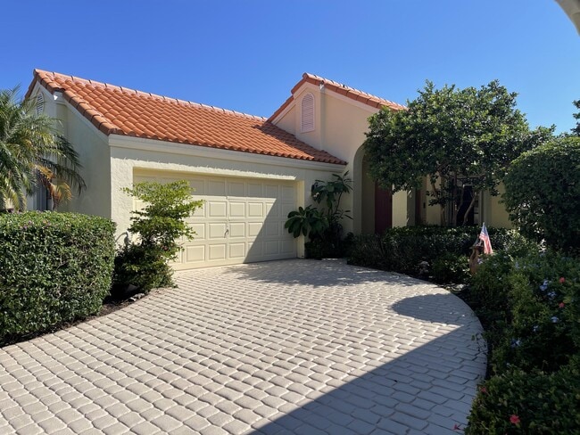 2575 La Cristal Cir in West Palm Beach, FL - Building Photo - Building Photo