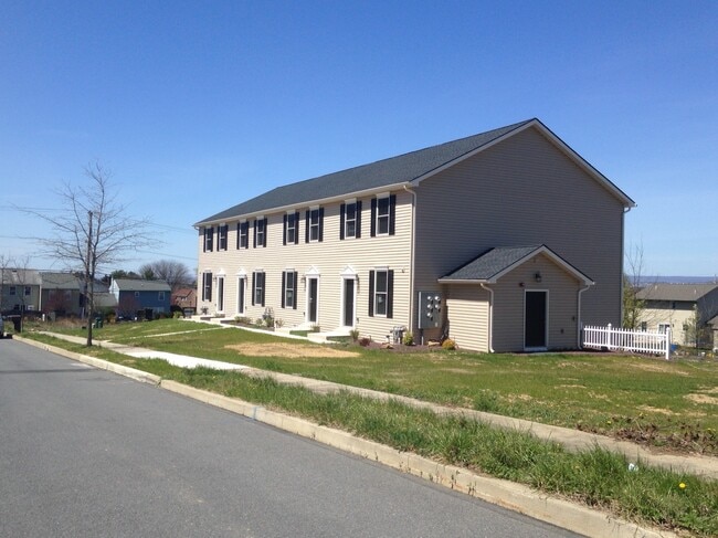 473 Cypress Ln in Easton, PA - Building Photo - Building Photo