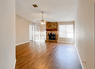 8592 Bandera Cir W in Jacksonville, FL - Foto de edificio - Building Photo