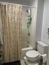 23 Walnut St, Unit 4 in Waltham, MA - Foto de edificio - Building Photo
