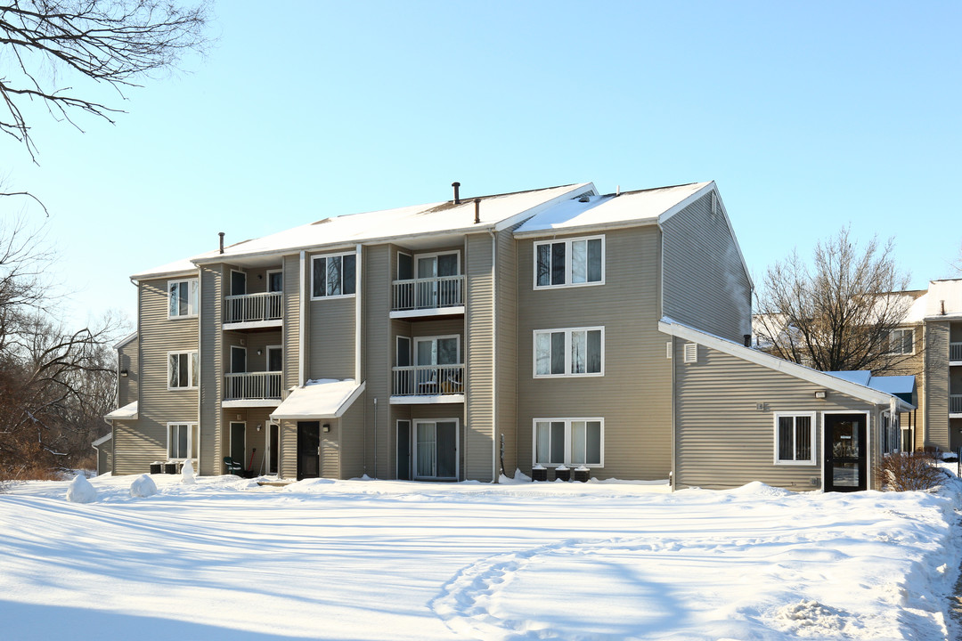 Camelot Hills in Lansing, MI - Building Photo