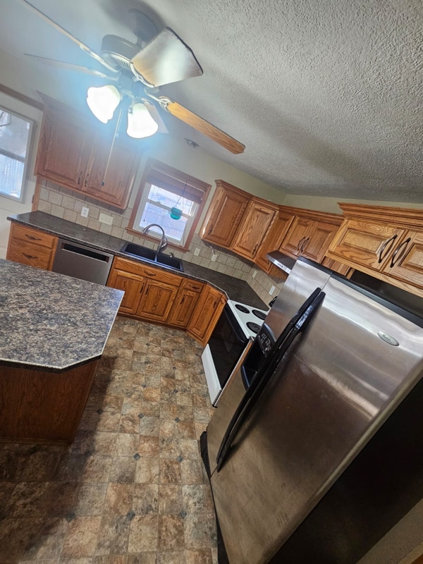 821 W Spruce St in Junction City, KS - Foto de edificio - Building Photo