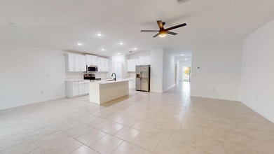 2846 Northwest 28th Ave in Cape Coral, FL - Foto de edificio - Building Photo