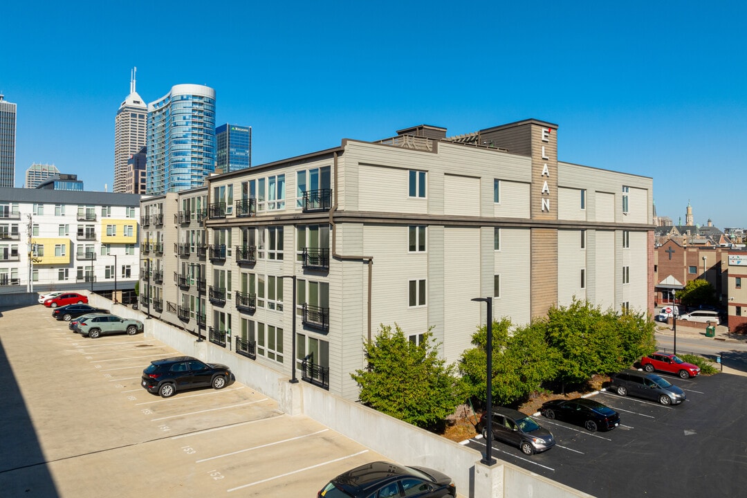 The E'Laan in Indianapolis, IN - Foto de edificio