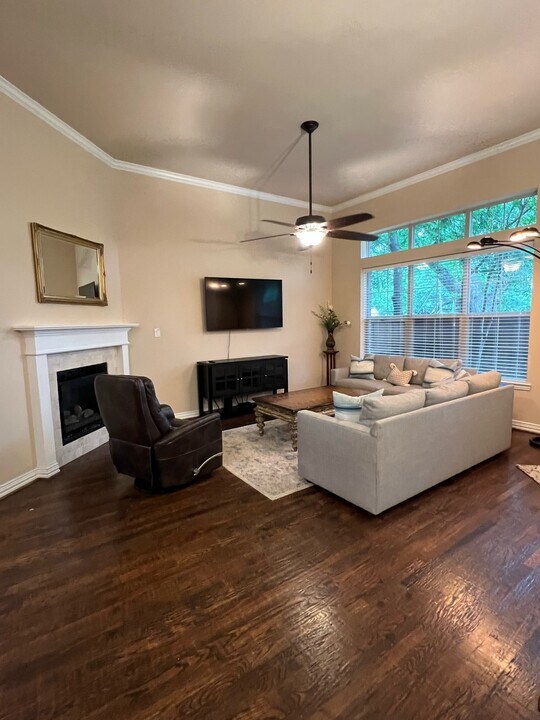 2211 Eriksson Ln in Dallas, TX - Building Photo