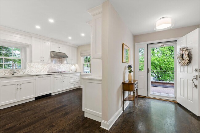 1050 Boston Post Rd in Rye, NY - Building Photo - Building Photo