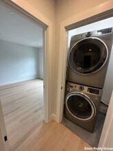 241 Foster St, Unit 1 in Boston, MA - Foto de edificio - Building Photo
